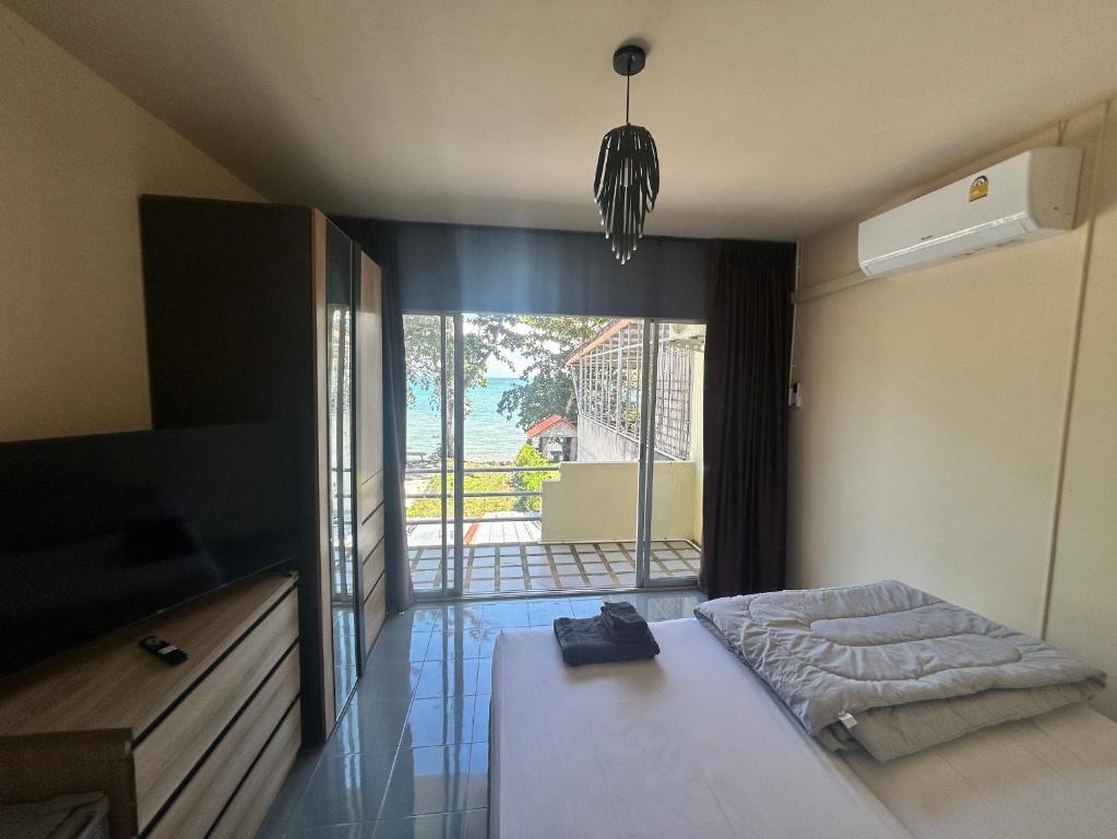 Postel nebo postele na pokoji v ubytování Krabi Greenday Hostel and Glamping