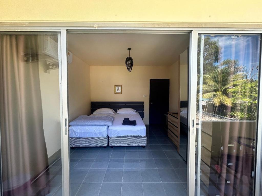Postel nebo postele na pokoji v ubytování Krabi Greenday Hostel and Glamping