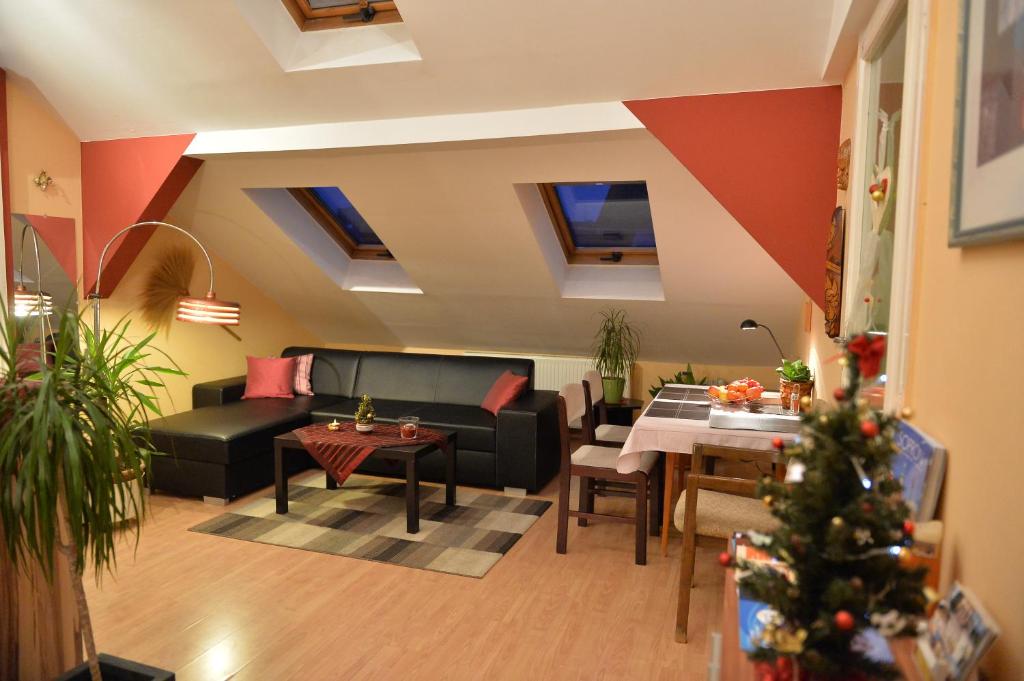 una sala de estar con un árbol de Navidad en una habitación en Sopron Eszter Apartman, en Sopron