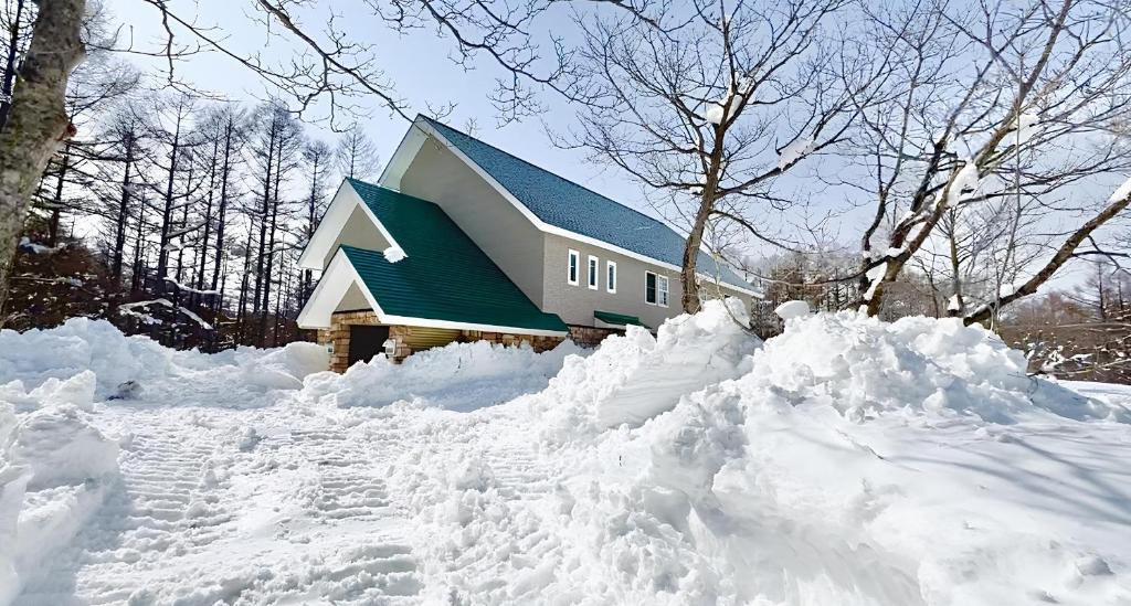 Echoland Madarao エコーランド斑尾 All en-suite rooms & a free 3-minute shuttle to the ski resort v zimě