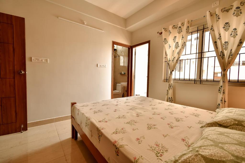 Postel nebo postele na pokoji v ubytování Ega Orchid, Luxury Apartment in Brookefield