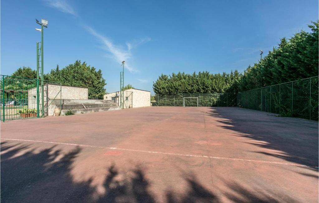 Tenis alebo squash v ubytovaní Cozy Home In Grammichele alebo jeho okolí