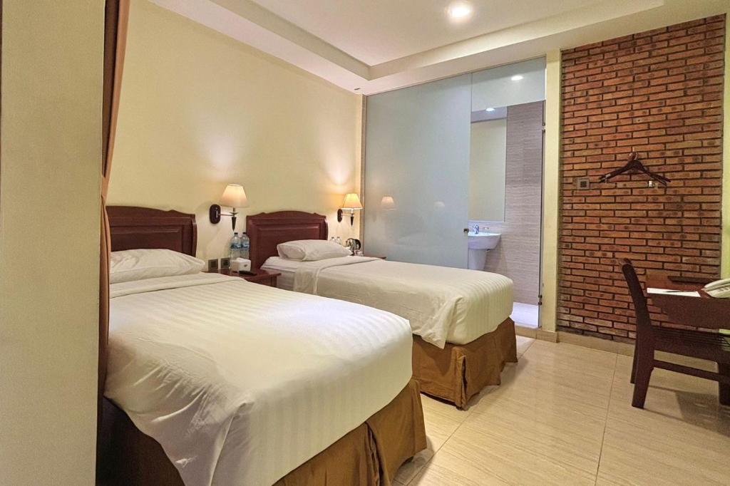 Letto o letti in una camera di Thong's Inn Hotel Kualanamu