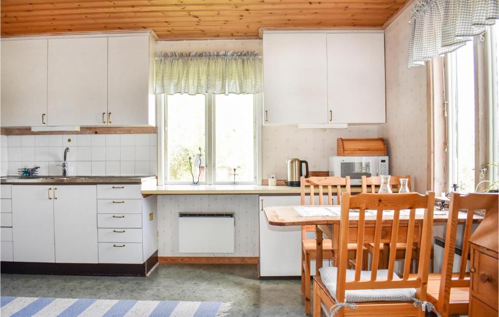 Kuchyň nebo kuchyňský kout v ubytování Awesome Home In Ånimskog With Wifi