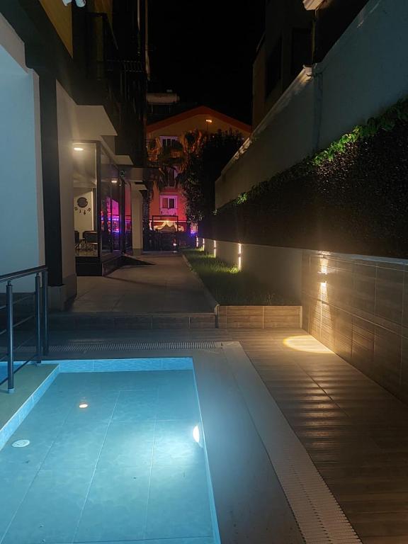 Bazén v ubytování Retro Star Suites nebo v jeho okolí