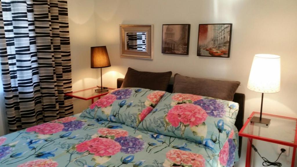 una camera da letto con un letto con un piumone colorato di Orange Cube Apartment - Self check in - Free parking a Fiume (Rijeka)