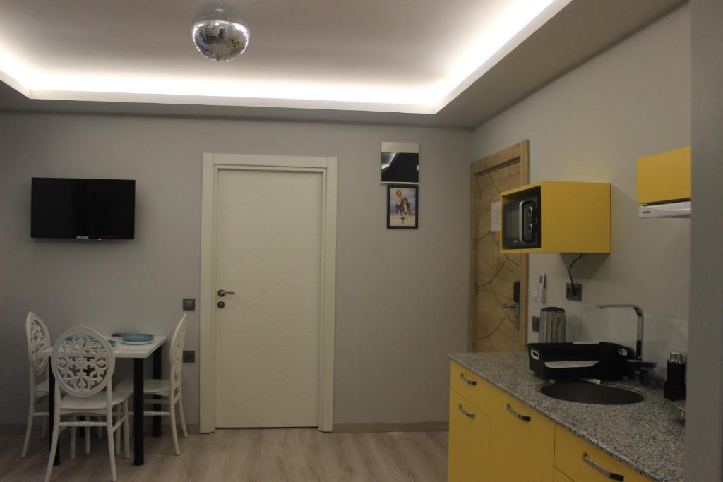 Kuchyň nebo kuchyňský kout v ubytování Retro Star Suites