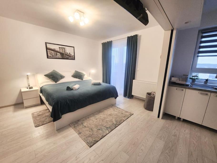 Ένα ή περισσότερα κρεβάτια σε δωμάτιο στο Kriss Studio-Classy White Apartment