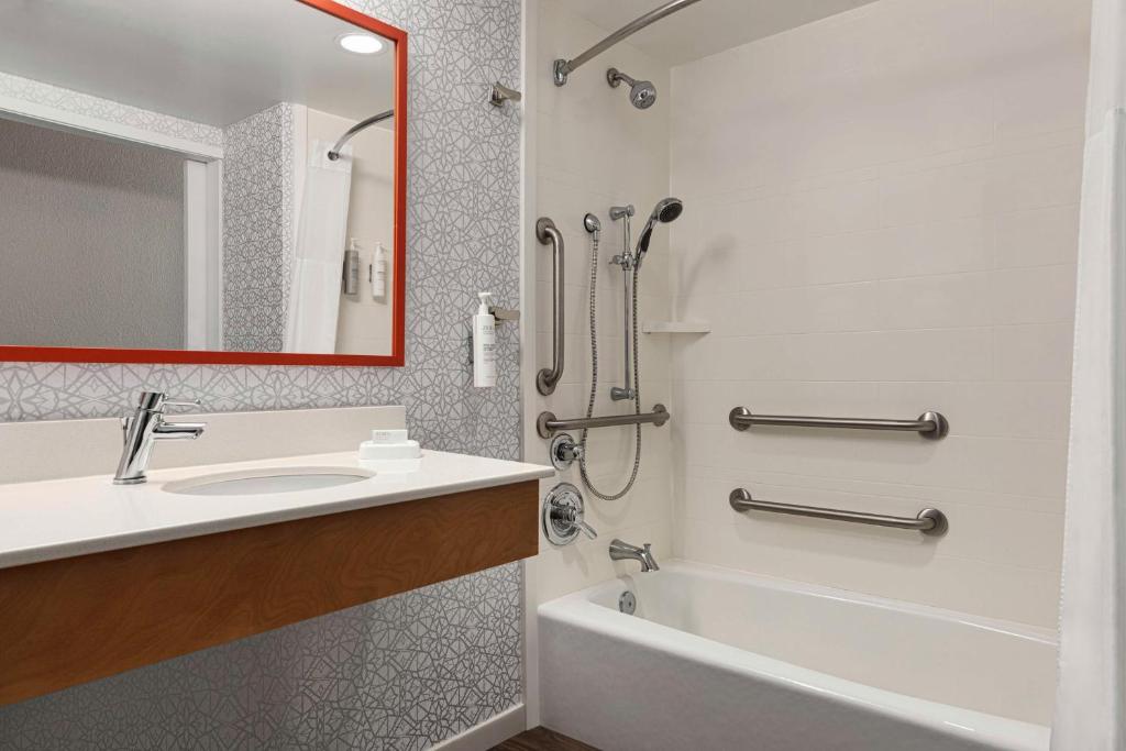 Hampton Inn Charlottesville photo