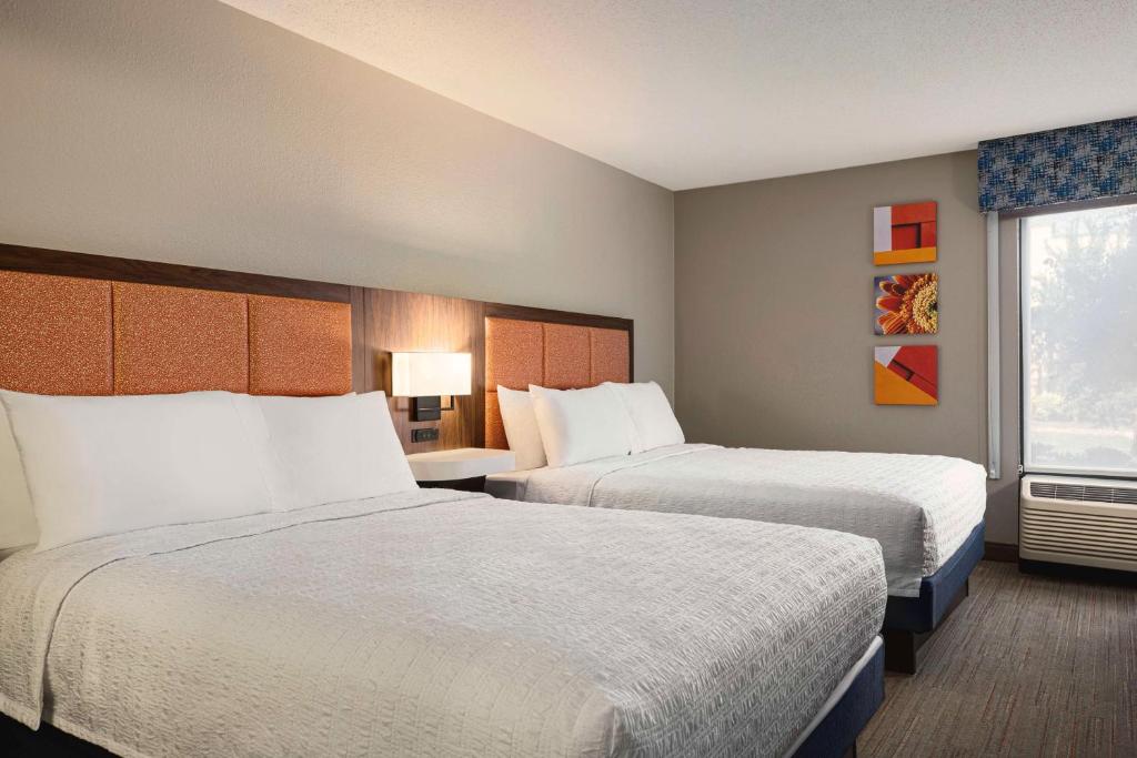 Hampton Inn Charlottesville - Room With Two Queen Beds - Non-Smoking