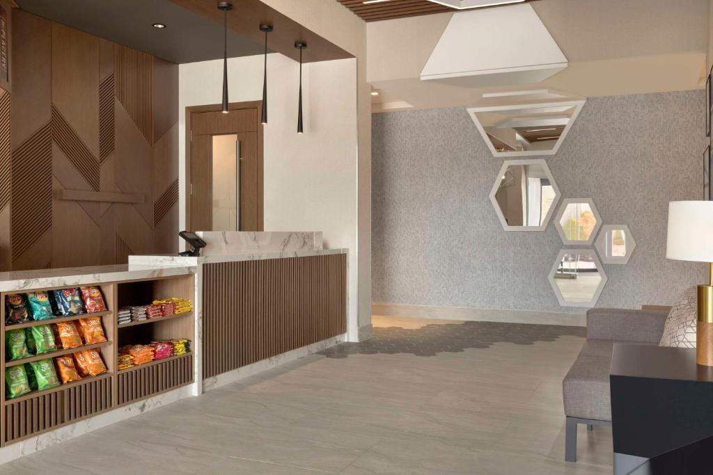 ウィンザーにあるHyatt Place Windsorの食べ物が置かれたカウンターのあるキッチン