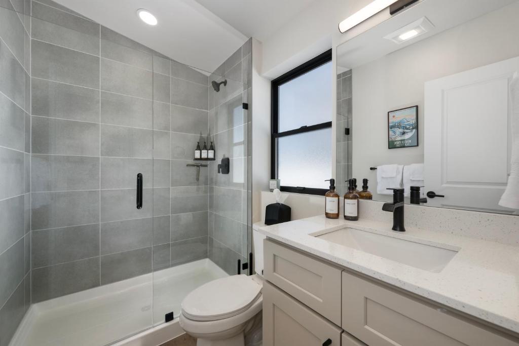 Koupelna v ubytování Luxury Modern Tiny Home in Downtown Fraser