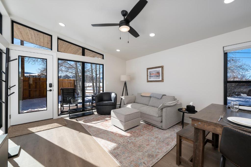 Posezení v ubytování Luxury Modern Tiny Home in Downtown Fraser