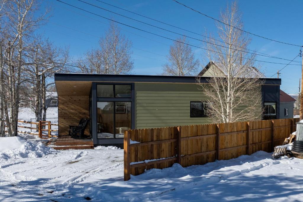 Luxury Modern Tiny Home in Downtown Fraser v zimě