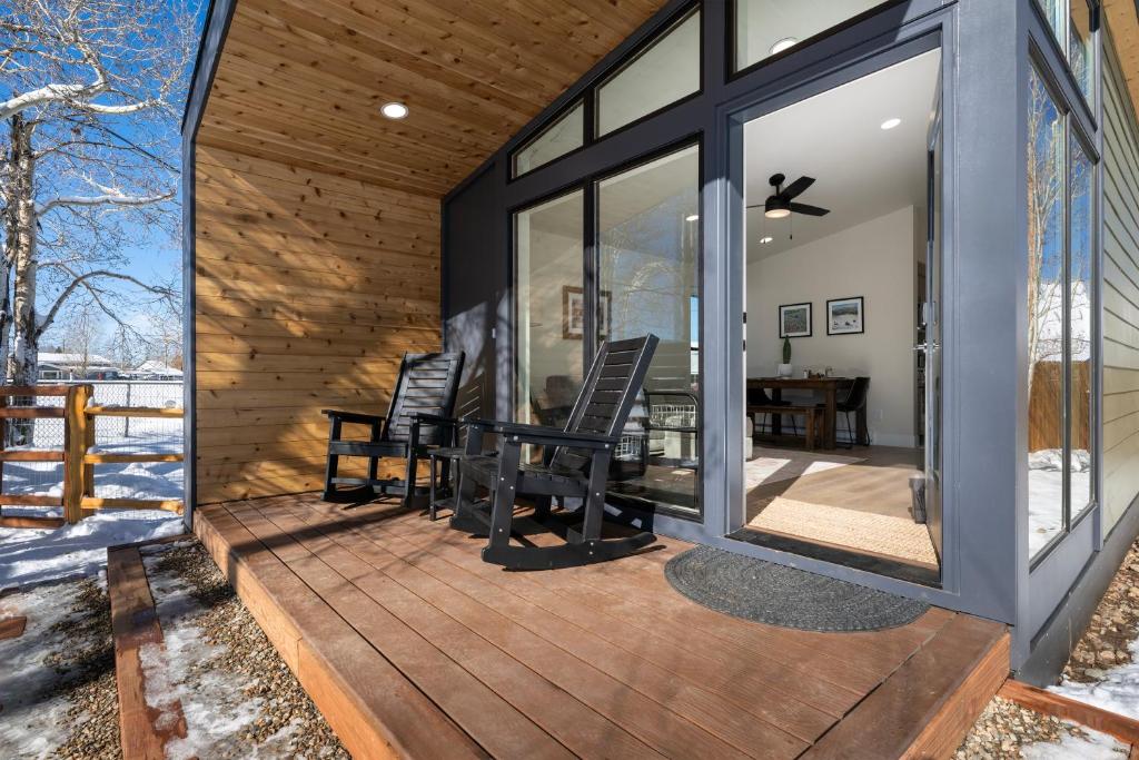 Patio nebo venkovní prostory v ubytování Luxury Modern Tiny Home in Downtown Fraser