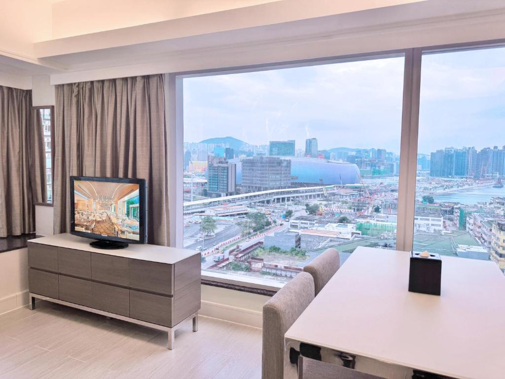 una stanza con un tavolo e una grande finestra di Harbour Plaza 8 Degrees a Hong Kong