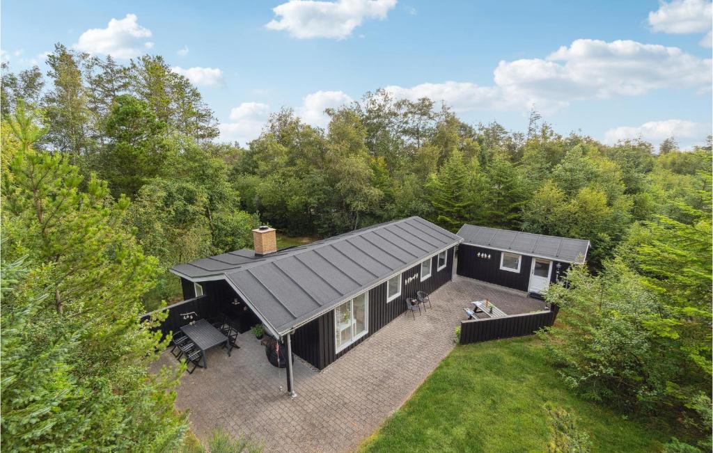 Το κτήριο όπου στεγάζεται  η παραθεριστική κατοικία