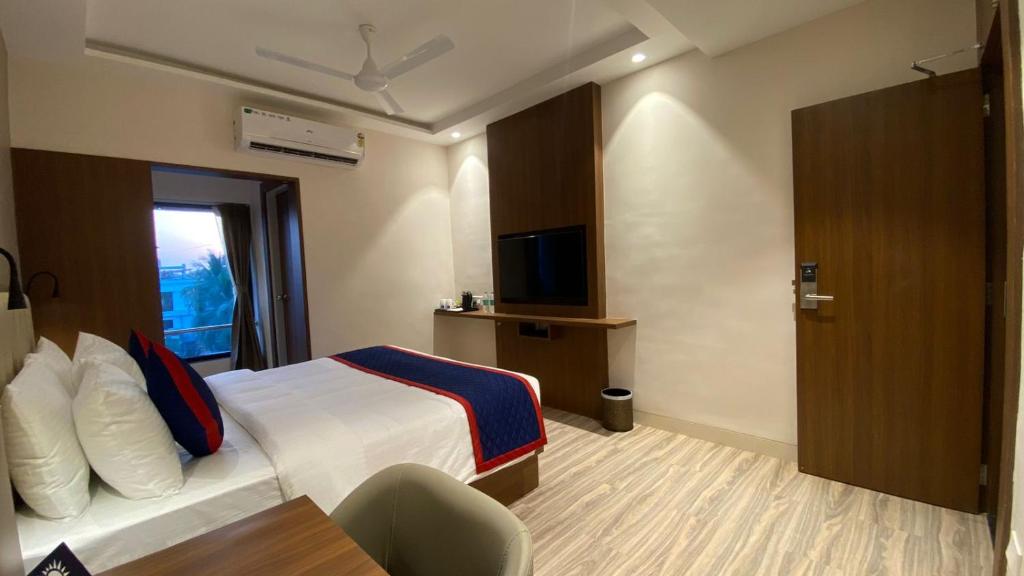 TV a/nebo společenská místnost v ubytování Zip By Spree Hotels Shirdi