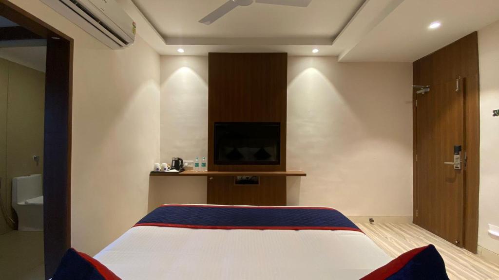 Postel nebo postele na pokoji v ubytování Zip By Spree Hotels Shirdi