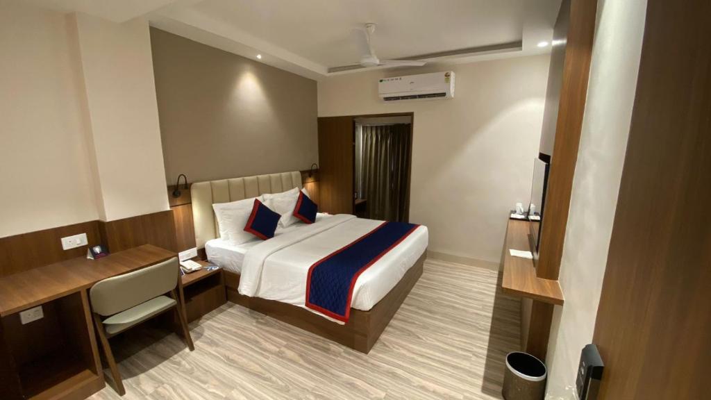 Postel nebo postele na pokoji v ubytování Zip By Spree Hotels Shirdi