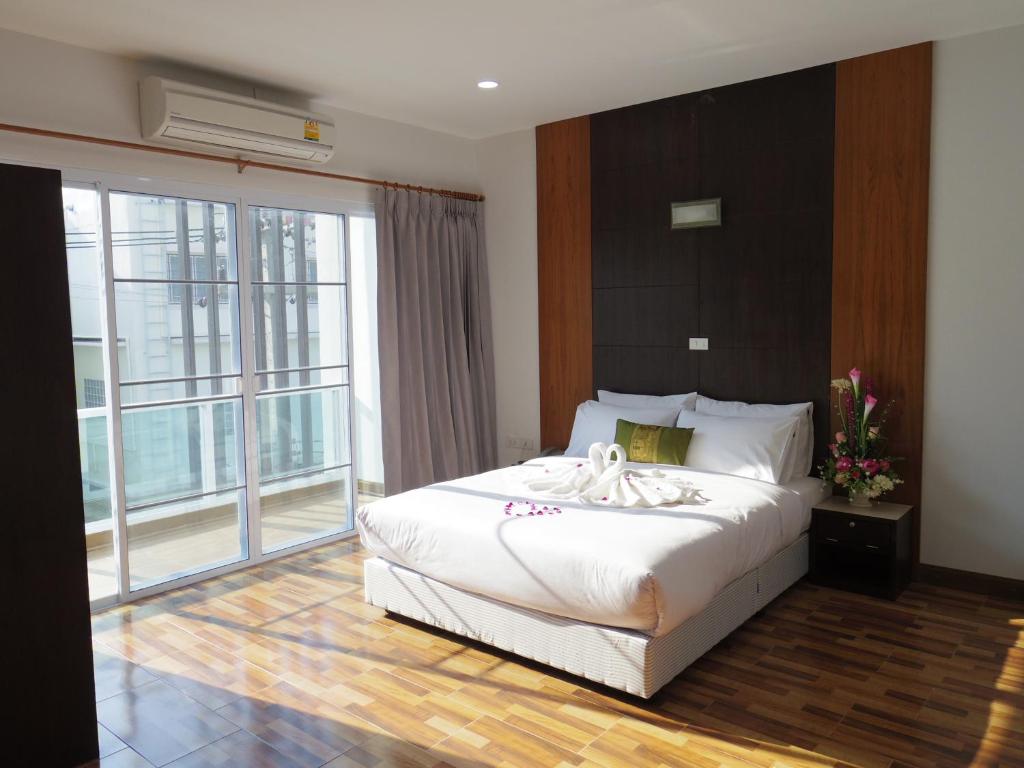 เตียงในห้องที่ The SR Residence Lampang