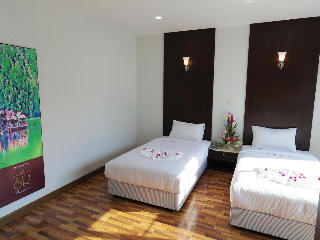 a hotel room with two beds and two lamps at The SR Residence Lampang in Lampang