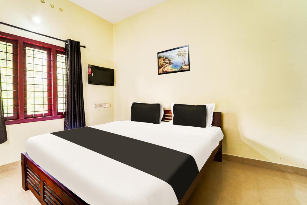 Postel nebo postele na pokoji v ubytování Super Hotel O Nettoor Near Lakeshore Hospital