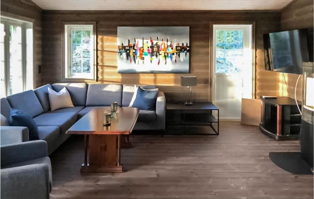 un soggiorno con un divano blu e un tavolo di Amazing Home In Hemsedal a Hemsedal
