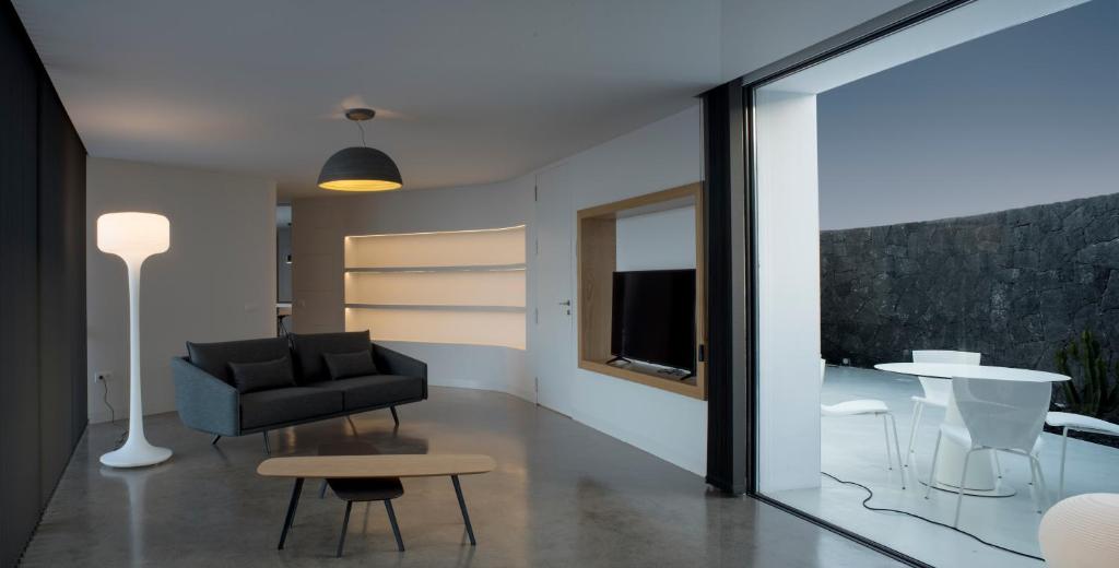 TV a/nebo společenská místnost v ubytování VULKANO Villas
