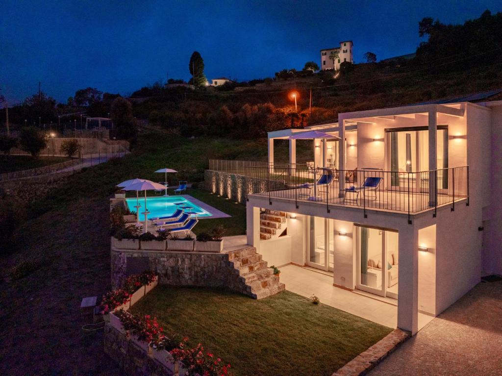 een luchtfoto van een huis met een zwembad bij VILLA GIOIA 8, Emma Villas in Sanremo