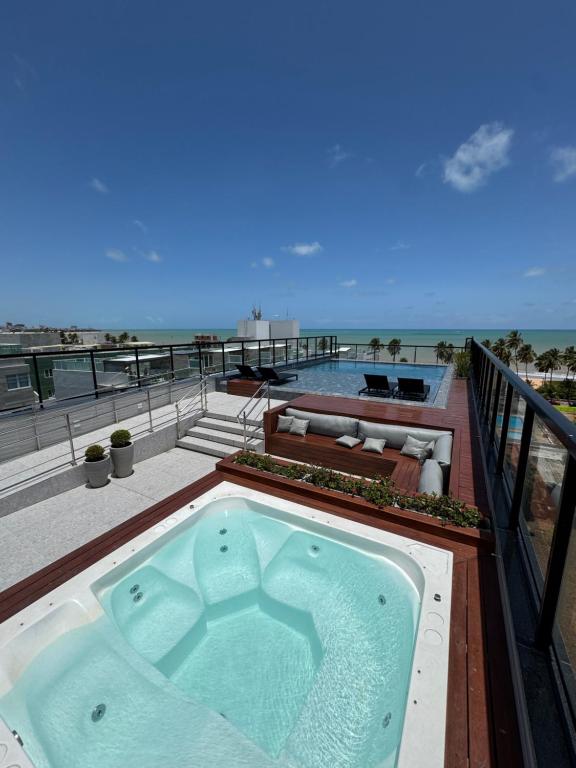 Flat piscina borda infinita a 50m do mar - 214 في جواو بيسوا: وجود حوض استحمام ساخن في شرفة المنتجع