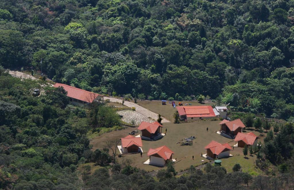 Bosque dos Beija-Flores Pousada e Spa في ساو ثومي داس ليتراس: اطلالة جوية على بيت ذو سطوح حمراء