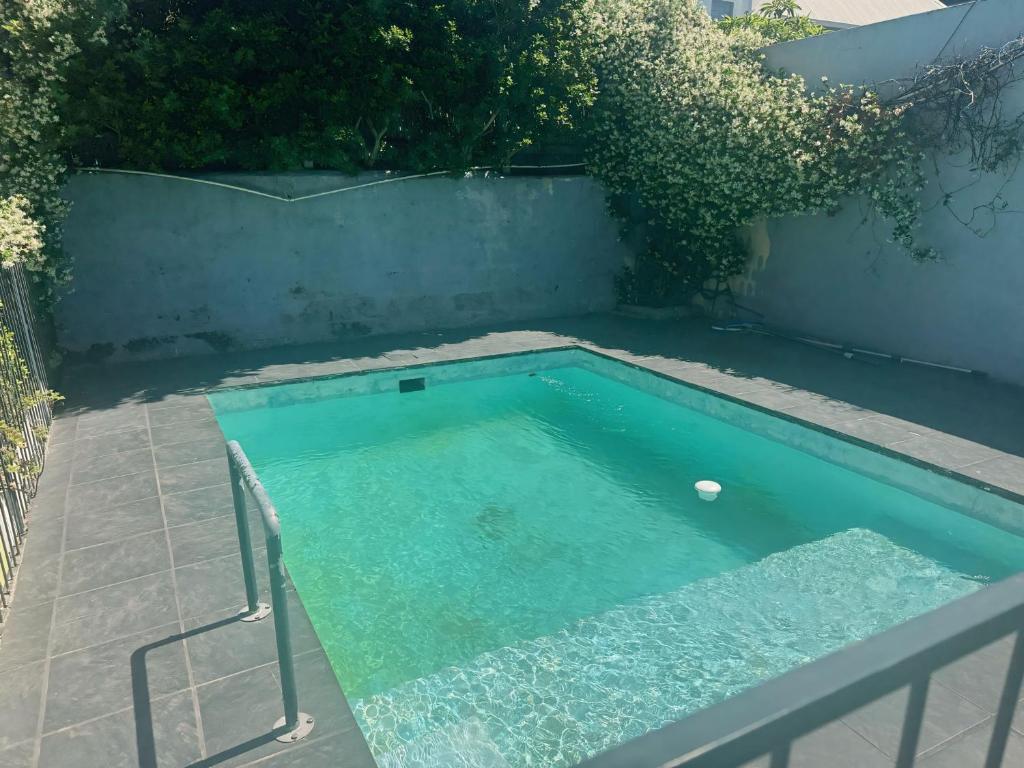 Bazén v ubytování Beautiful SeaPoint Holiday Apt nebo v jeho okolí