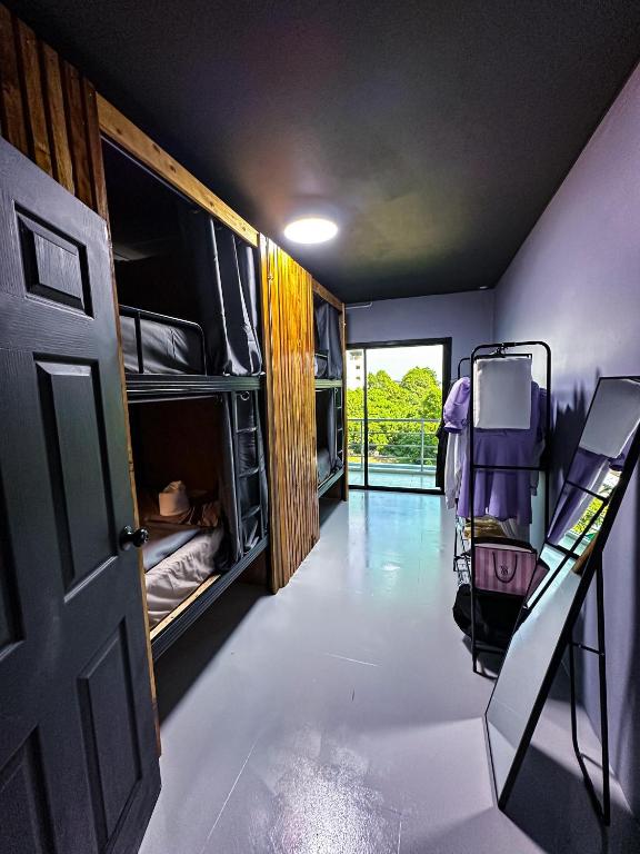 Bazén v ubytování ILOFT Hostel Phuket nebo v jeho okolí