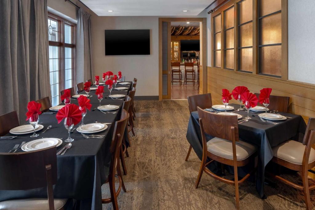 Restaurace v ubytování DoubleTree Suites by Hilton Mount Laurel