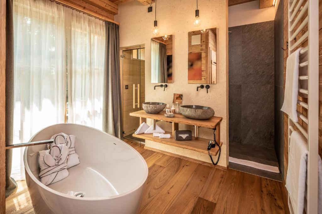 Fotografie z fotogalerie ubytování Valsegg Chalets Südtirol - luxury and private hideaway v destinaci Valles