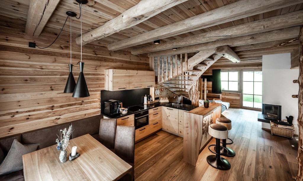 Posezení v ubytování Valsegg Chalets Südtirol - luxury and private hideaway