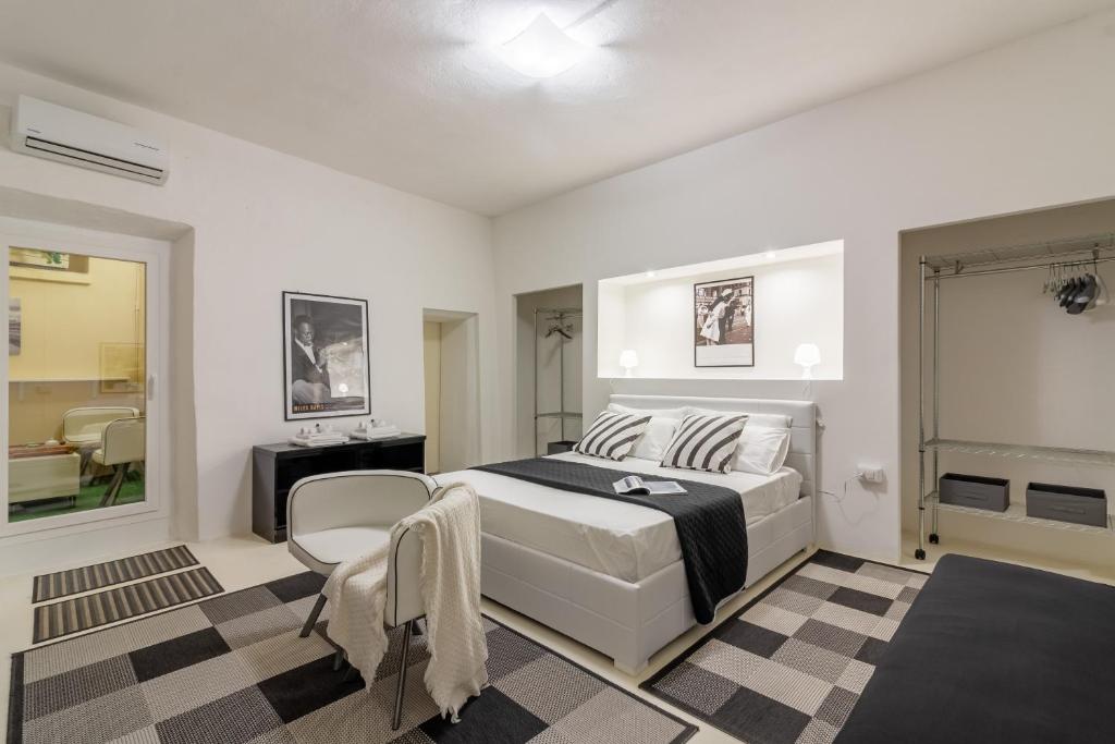Una cama o camas en una habitación de Alghero Centro Storico, Stanza con Wi-fi e Aria Condizionata