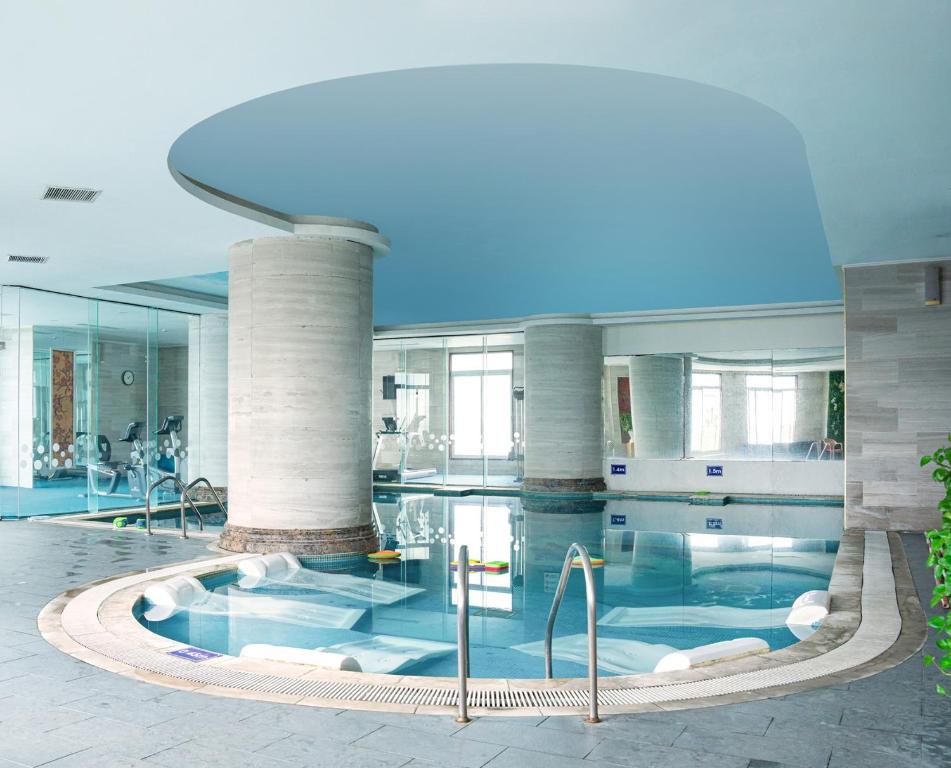 Bazén v ubytování Super Candle Hotel nebo v jeho okolí