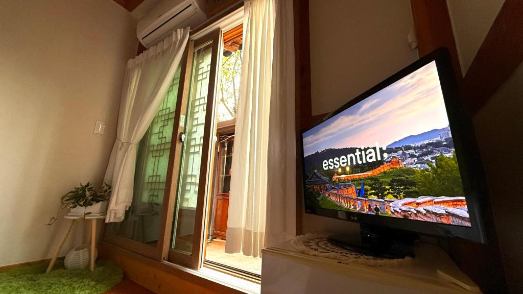 TV a/nebo společenská místnost v ubytování Hanji Gguljam