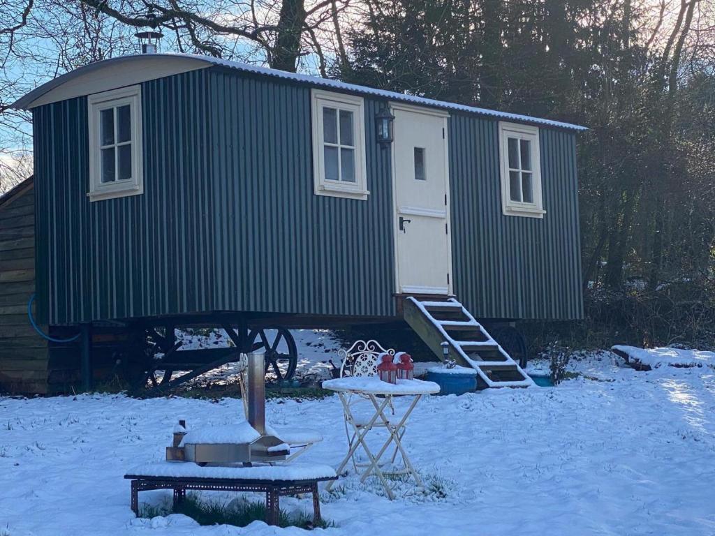 Tranquil Cabin Retreat near Chepstow v zimě