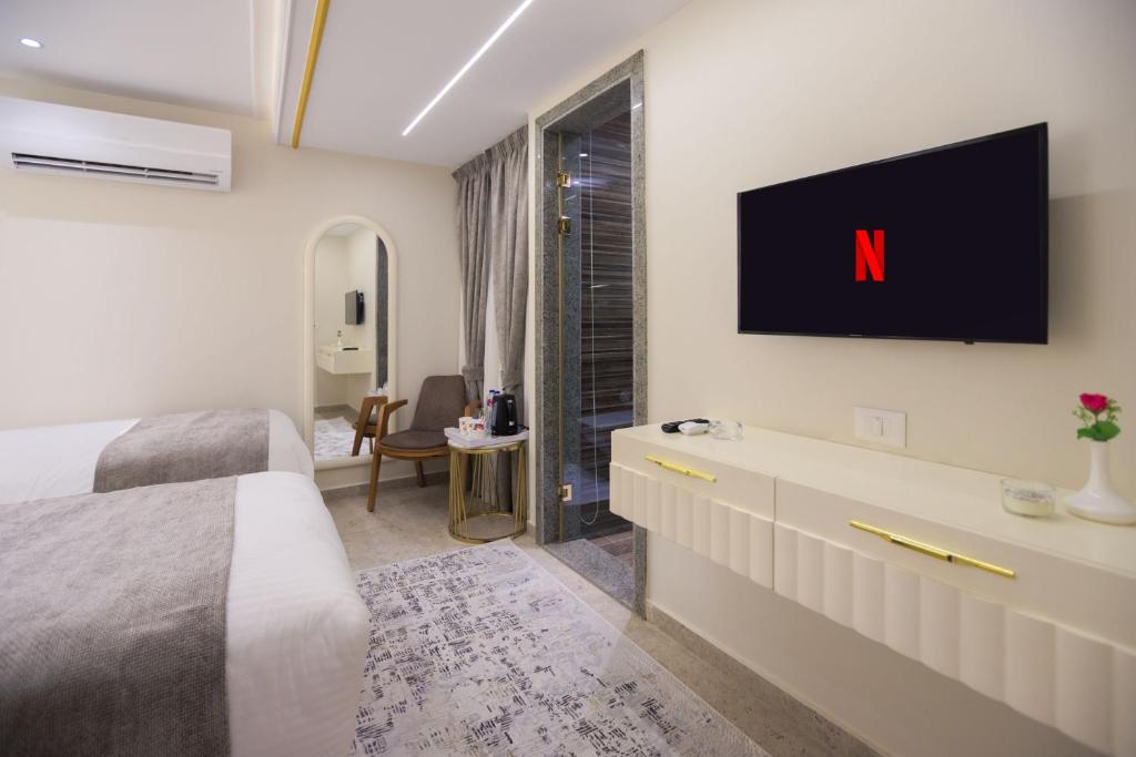TV a/nebo společenská místnost v ubytování Pyramids Plateau Hotel