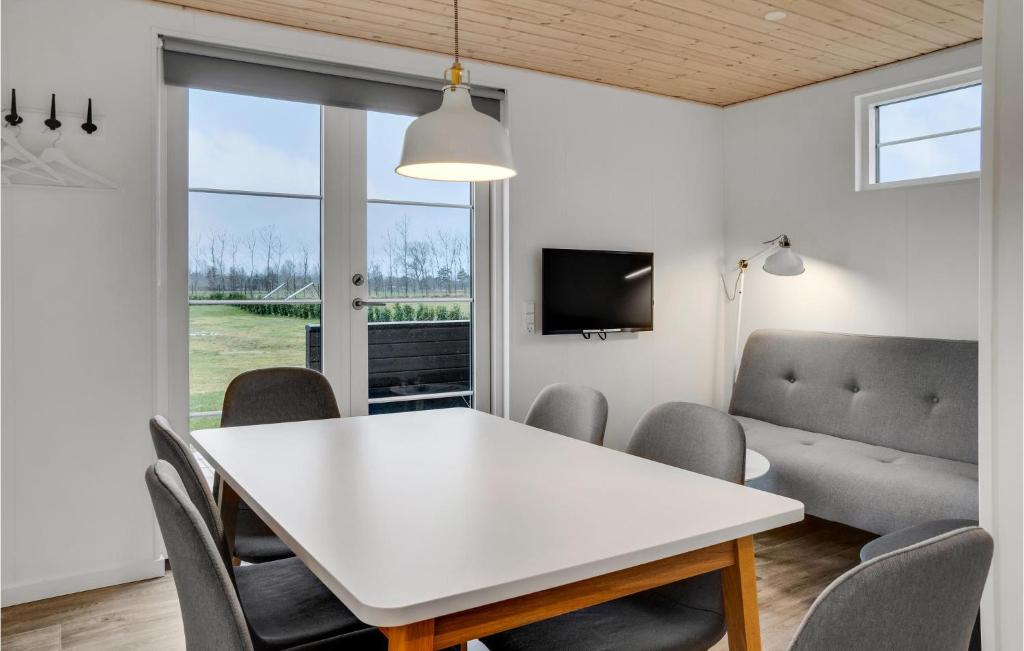 TV a/nebo společenská místnost v ubytování 2 Bedroom Nice Apartment In Væggerløse