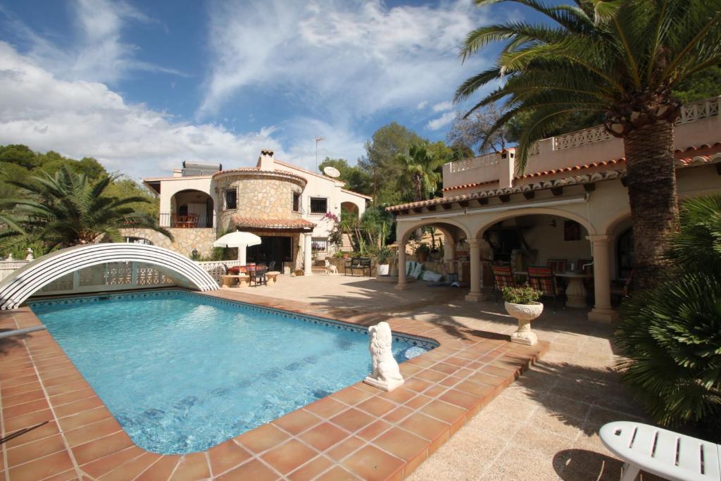モライラにあるGermania - holiday home with private swimming pool in El Portetの家の前のスイミングプール