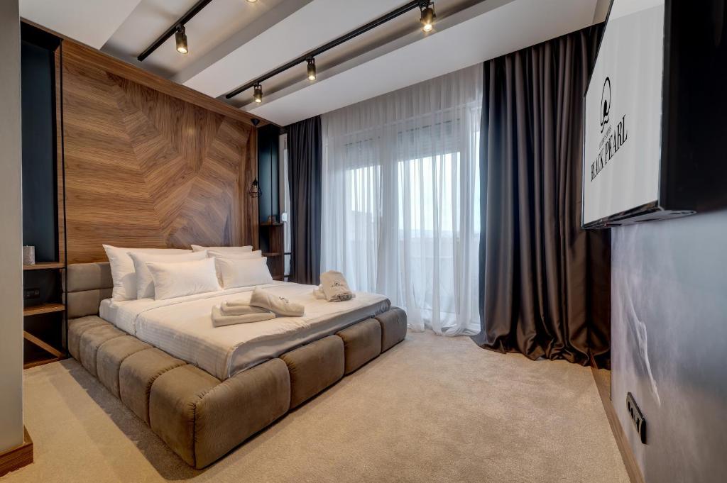 Black Pearl Luxury Suites - Superior King Room With Terrace