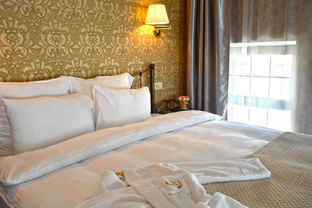 Postel nebo postele na pokoji v ubytování Redline Hotel