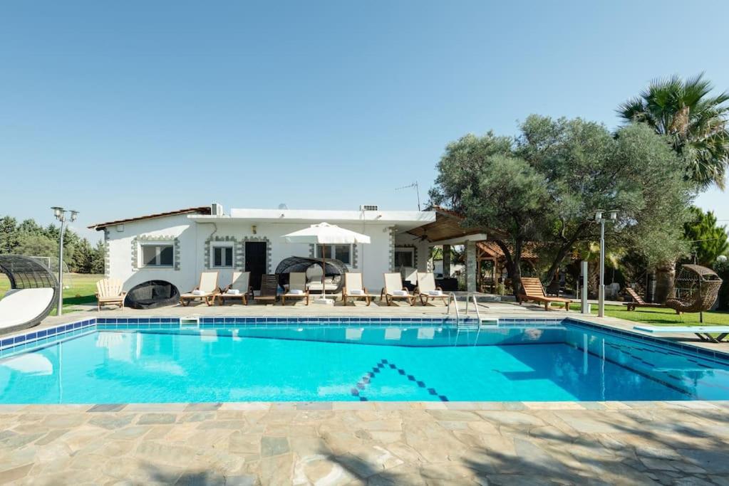 basen przed domem w obiekcie Villa Hara w mieście Nea Iraklia