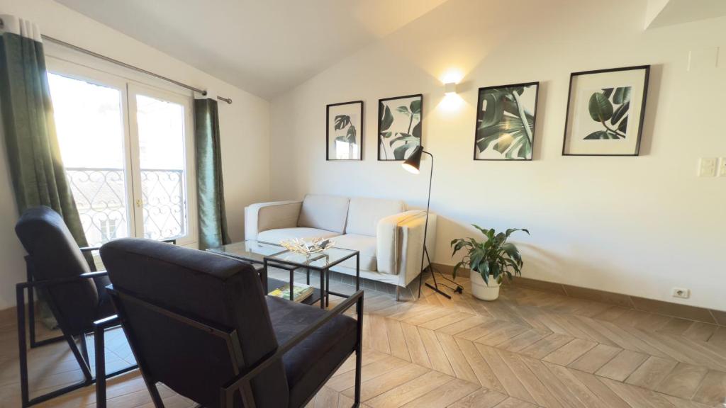 un salon avec un canapé et une table dans l'établissement Appartement climatisé 2 chambres Centre historique, à Aix-en-Provence