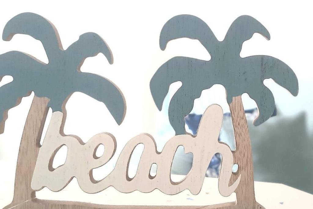 カレタ・デ・ファマラにあるfamara surf wifiの椰子の木の看板