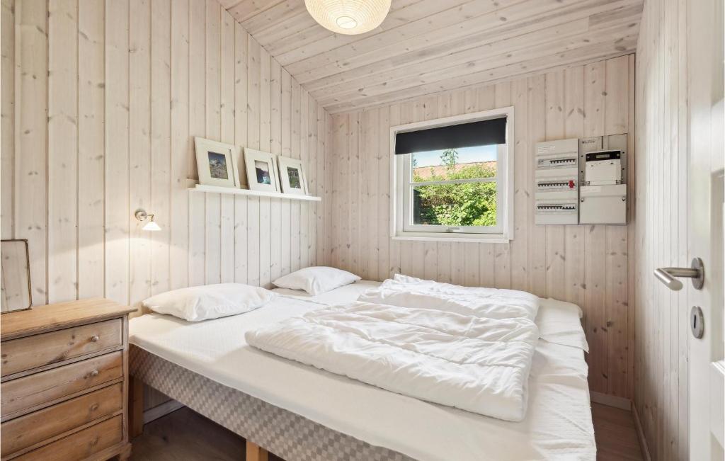 Postel nebo postele na pokoji v ubytování Cozy Home In Otterup With Kitchen